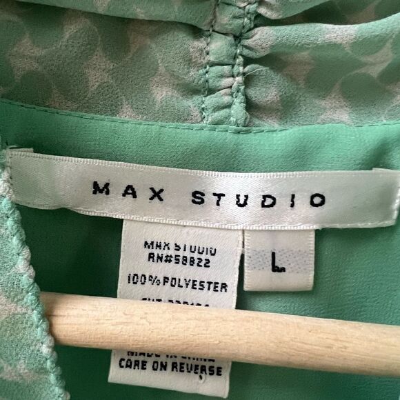 Max Studio cute heat print elastic waist top.  Size L - Picture 5 of 6